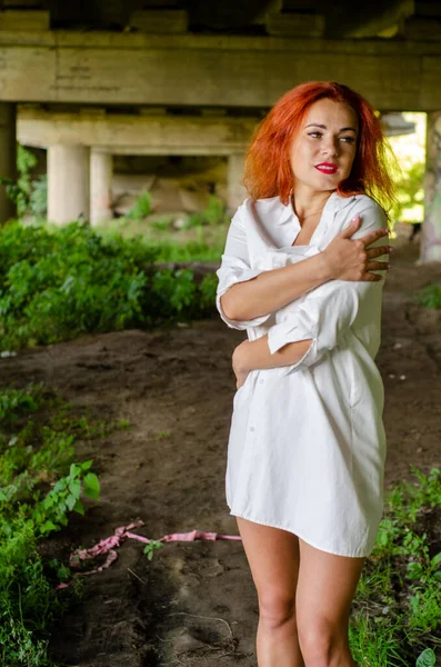 Jovem Mulher Camisa Branca Posando Sob Ponte Velha — Fotografia de Stock