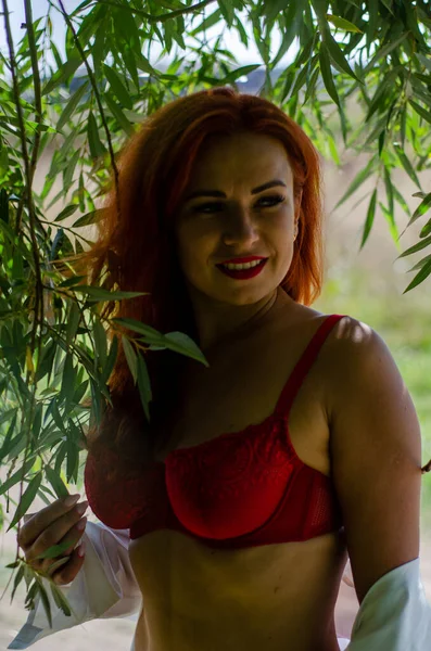 Krásná Sexy Žena Červeným Prádlem Pózuje Pod Vrbou — Stock fotografie