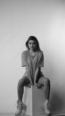 Stüdyoda uzun saçlı, siyah beyaz bir kadın resmi..  