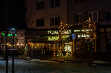 Gece şehrinin sokak manzarası
