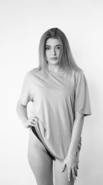 Stüdyoda uzun saçlı, siyah beyaz bir kadın resmi..  