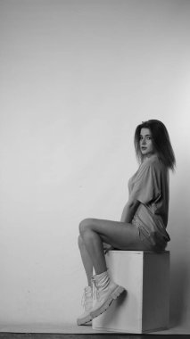 Stüdyoda uzun saçlı, siyah beyaz bir kadın resmi..  