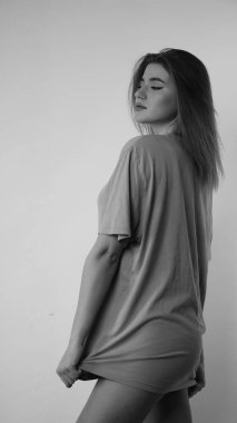 Stüdyoda uzun saçlı, siyah beyaz bir kadın resmi..  