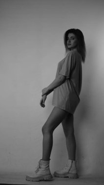 Stüdyoda uzun saçlı, siyah beyaz bir kadın resmi..  