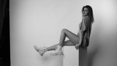 Stüdyoda uzun saçlı, siyah beyaz bir kadın resmi..  