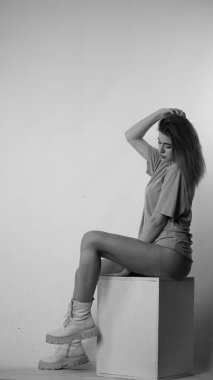 Stüdyoda uzun saçlı, siyah beyaz bir kadın resmi..  