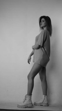 Stüdyoda uzun saçlı, siyah beyaz bir kadın resmi..  