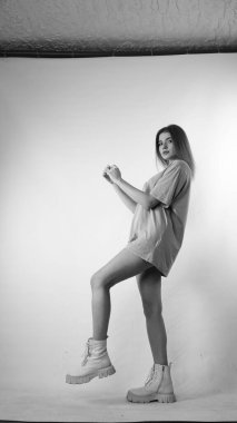 Stüdyoda uzun saçlı, siyah beyaz bir kadın resmi..  