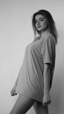 Stüdyoda uzun saçlı, siyah beyaz bir kadın resmi..  