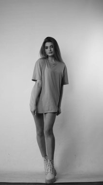 Stüdyoda uzun saçlı, siyah beyaz bir kadın resmi..  