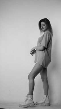 Stüdyoda uzun saçlı, siyah beyaz bir kadın resmi..  