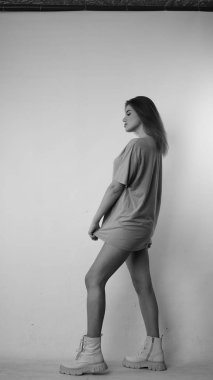 Stüdyoda uzun saçlı, siyah beyaz bir kadın resmi..  