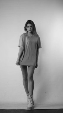 Stüdyoda uzun saçlı, siyah beyaz bir kadın resmi..  