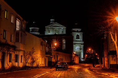 Gece şehrinin sokak manzarası