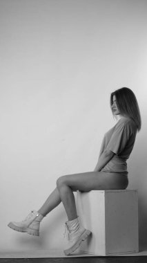 Stüdyoda uzun saçlı, siyah beyaz bir kadın resmi..  