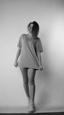 Stüdyoda uzun saçlı, siyah beyaz bir kadın resmi..  