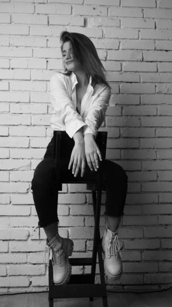 Чорно Біле Фото Молодої Красивої Чуттєвої Сексуальної Жінки Довгим Волоссям — стокове фото