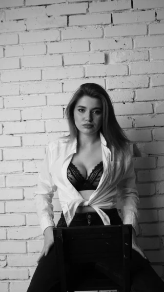 Foto Blanco Negro Una Joven Hermosa Mujer Sensual Sexy Con —  Fotos de Stock