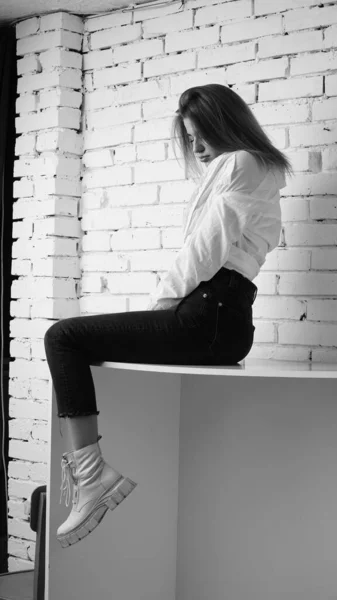 Zwart Wit Foto Van Jonge Mooie Vrouw Met Lang Haar — Stockfoto
