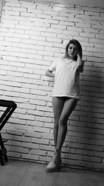 Zwart Wit Foto Van Jonge Mooie Vrouw Met Lang Haar — Stockfoto