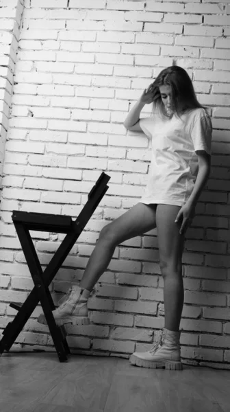 Foto Blanco Negro Una Joven Hermosa Con Pelo Largo Usando — Foto de Stock