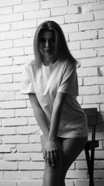 하얀색으로 아름다운 머리를 스튜디오에서 의자를 티셔츠를 — 스톡 사진