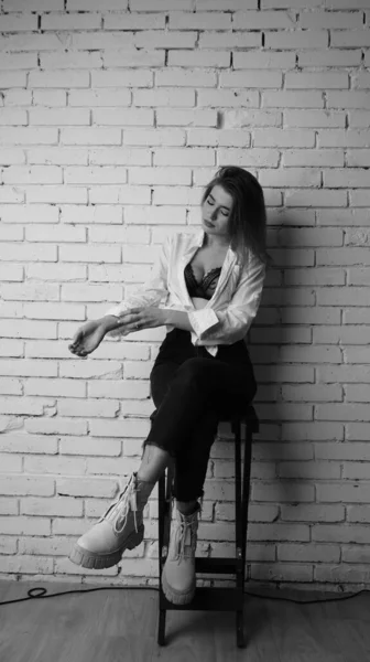 Beyaz Tişörtlü Siyah Beyaz Saçlı Güzel Seksi Bir Kadının Stüdyoda — Stok fotoğraf