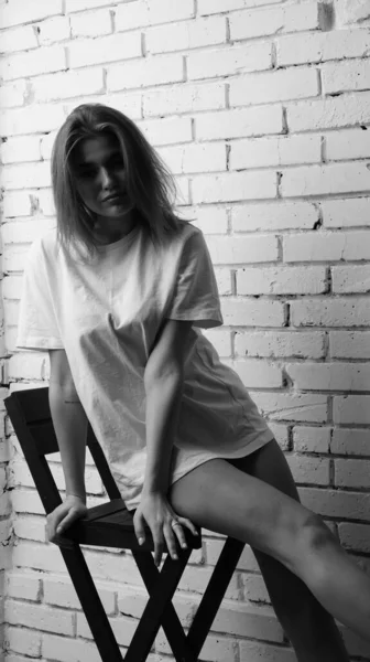 Ασπρόμαυρη Φωτογραφία Νεαρής Όμορφης Γυναίκας Μακριά Μαλλιά Που Φοράει Shirt — Φωτογραφία Αρχείου