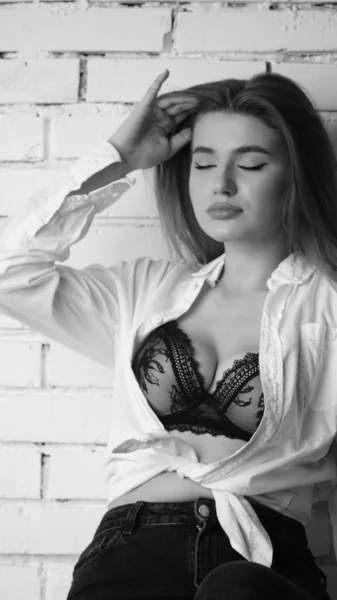 Foto Blanco Negro Una Joven Hermosa Con Pelo Largo Camisa — Foto de Stock