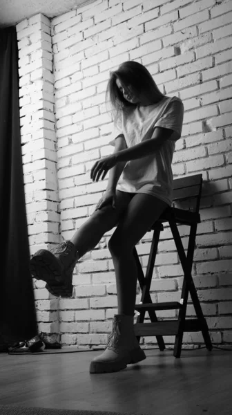 Schwarz Weiß Foto Einer Jungen Schönen Frau Mit Langen Haaren — Stockfoto
