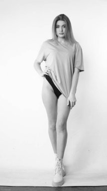 Stüdyoda uzun saçlı, siyah beyaz bir kadın resmi..  