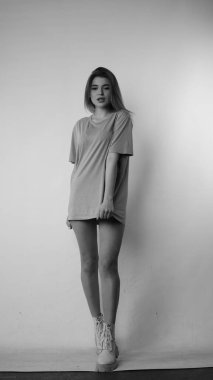 Stüdyoda uzun saçlı, siyah beyaz bir kadın resmi..  