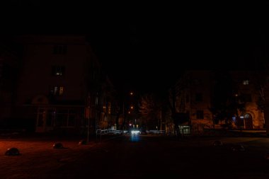 Gece şehrinin sokak manzarası