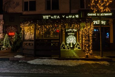 Gece şehrinin sokak manzarası