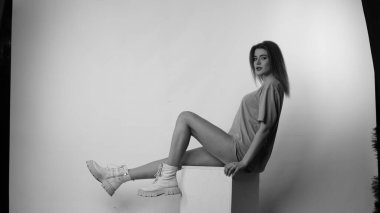 Stüdyoda uzun saçlı, siyah beyaz bir kadın resmi..  