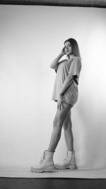 Stüdyoda uzun saçlı, siyah beyaz bir kadın resmi..  