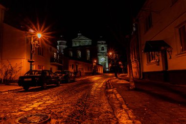Gece şehrinin sokak manzarası