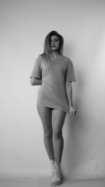 Stüdyoda uzun saçlı, siyah beyaz bir kadın resmi..  