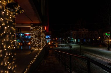 Gece şehrinin sokak manzarası