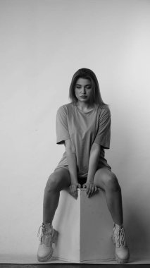 Stüdyoda uzun saçlı, siyah beyaz bir kadın resmi..  