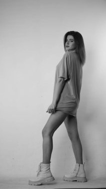 Stüdyoda uzun saçlı, siyah beyaz bir kadın resmi..  