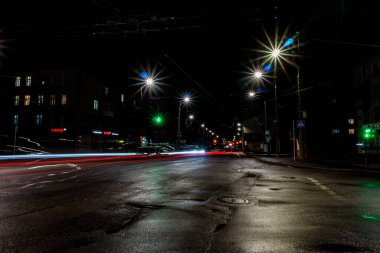 Gece şehrinin sokak manzarası