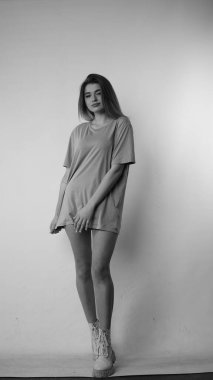 Stüdyoda uzun saçlı, siyah beyaz bir kadın resmi..  