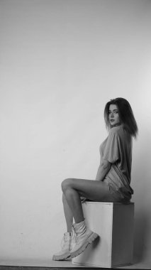 Stüdyoda uzun saçlı, siyah beyaz bir kadın resmi..  