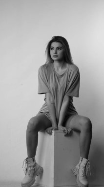 Stüdyoda uzun saçlı, siyah beyaz bir kadın resmi..  