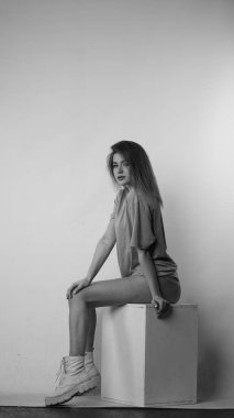 Stüdyoda uzun saçlı, siyah beyaz bir kadın resmi..  