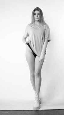 Stüdyoda uzun saçlı, siyah beyaz bir kadın resmi..  