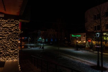 Gece şehrinin sokak manzarası