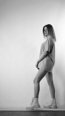 Stüdyoda uzun saçlı, siyah beyaz bir kadın resmi..  