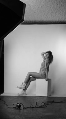 Stüdyoda uzun saçlı, siyah beyaz bir kadın resmi..  